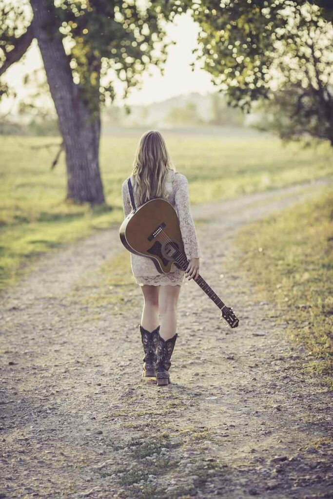 off-grid living_walking with guitare